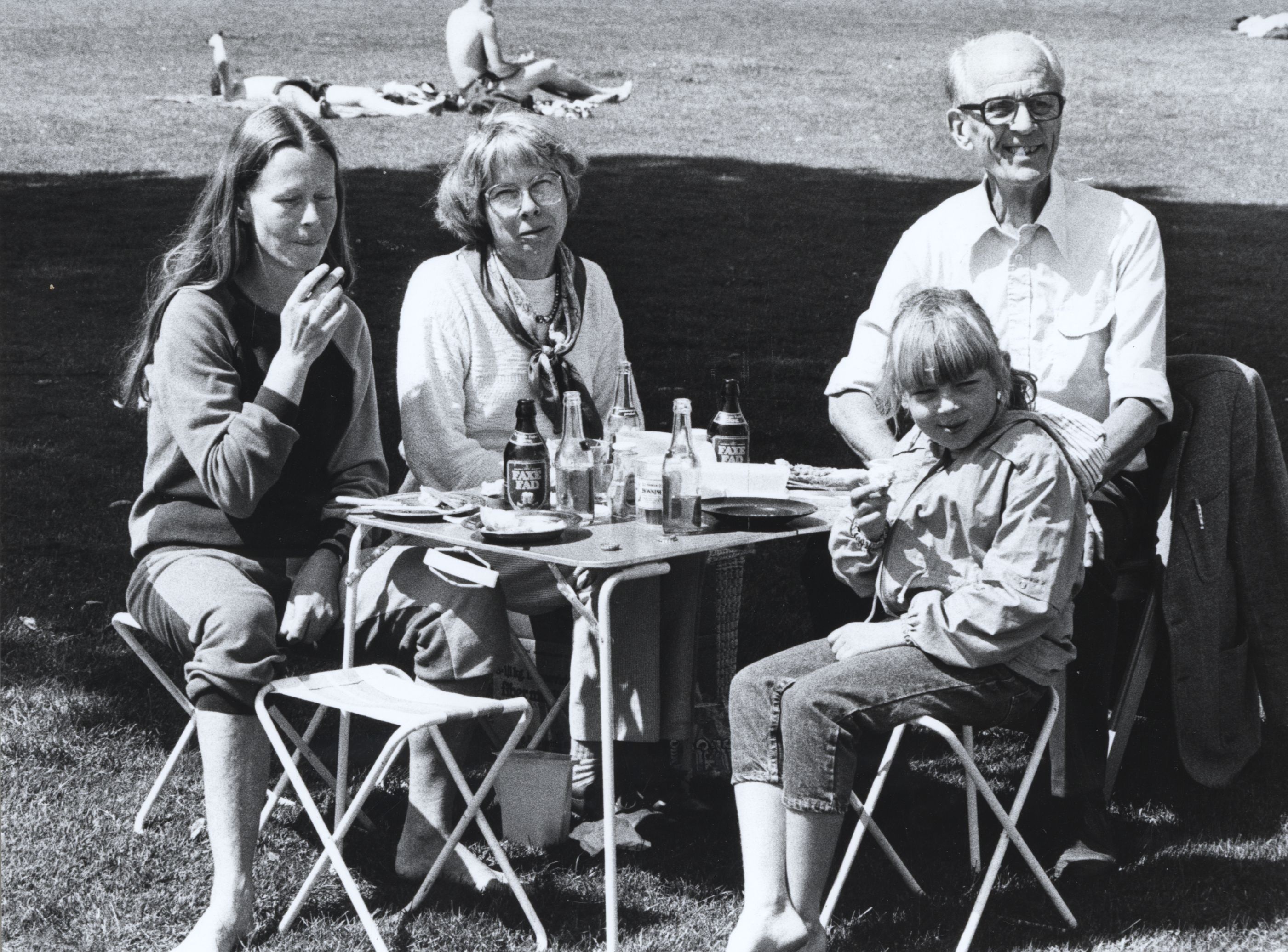 Familie spiser i det fri 1970